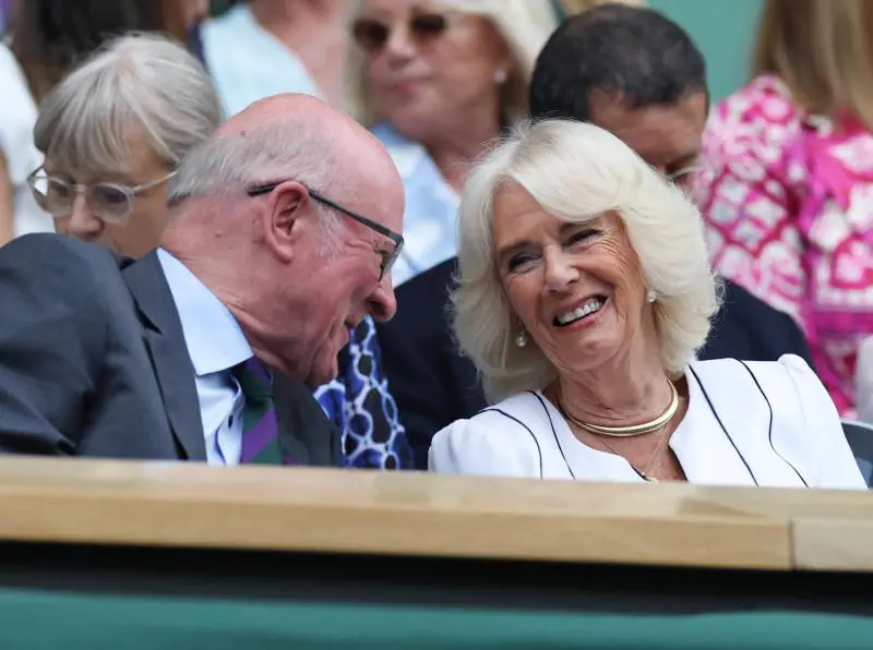 “Non avrà i soldi”. Carlo taglia lo "stipendio" di Camilla 