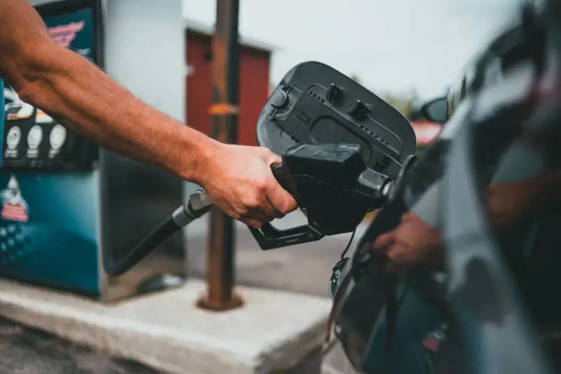 L’Europa dà il primo via libera ai biocarburanti, si apre una nuova speranza per il futuro delle auto termiche