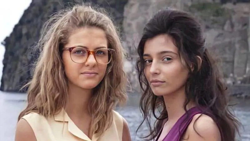 Ecco i romanzi diventati serie tv da leggere sotto l’ombrellone