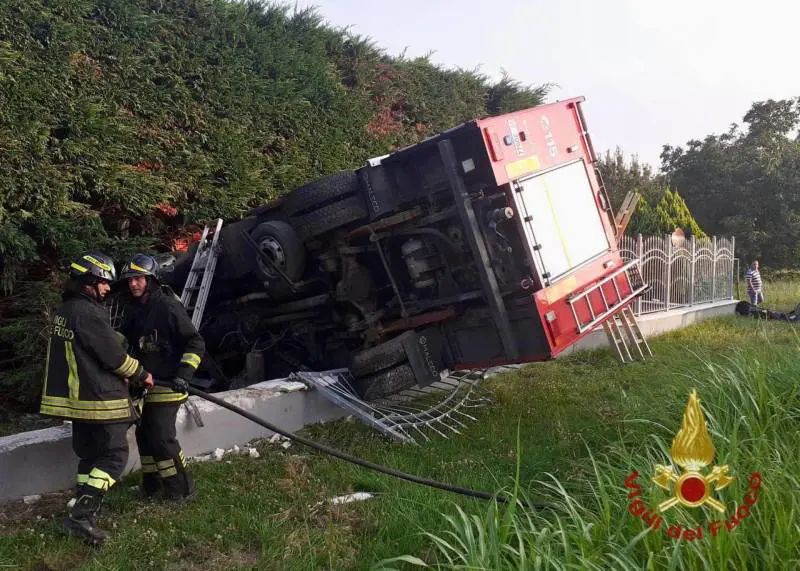 Tragedia nel Torinese, si ribalta l'autopompa dei Vigili del fuoco: un morto e due feriti