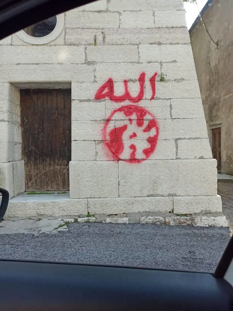 Il campanile vandalizzato