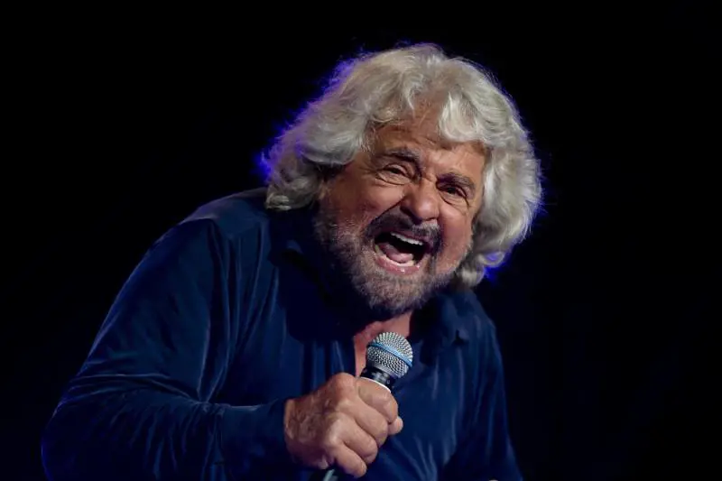 Gli eccessi, le contraddizioni, gli insulti: i 75 anni nevrotici di Beppe Grillo