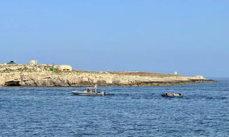 Lampedusa ancora sotto pressione. E l'Italia richiama l'Ue: "Agire sulle partenze"