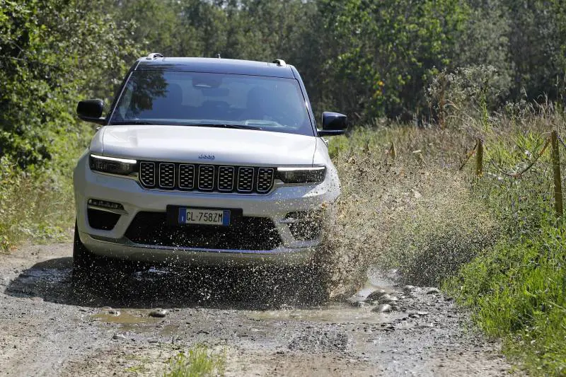 Jeep Grand Cherokee 4xe: SUV comodo ma mostro in offroad. Prova su strada