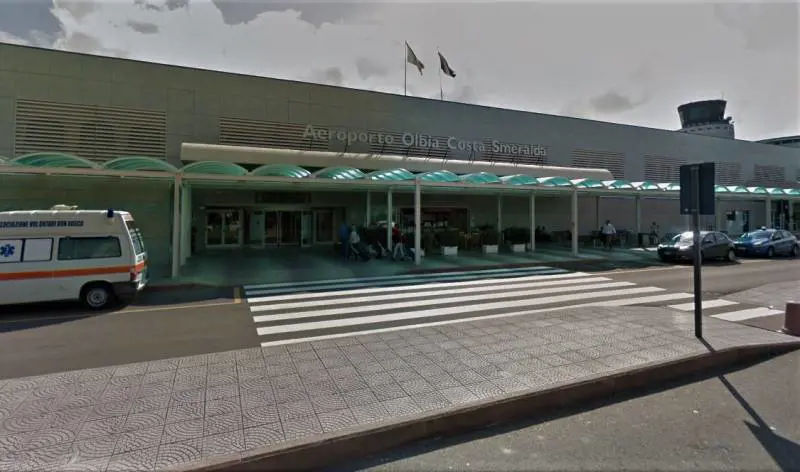 Caos all'aeroporto di Olbia: pista bollente e raffiche di vento. Voli dirottati