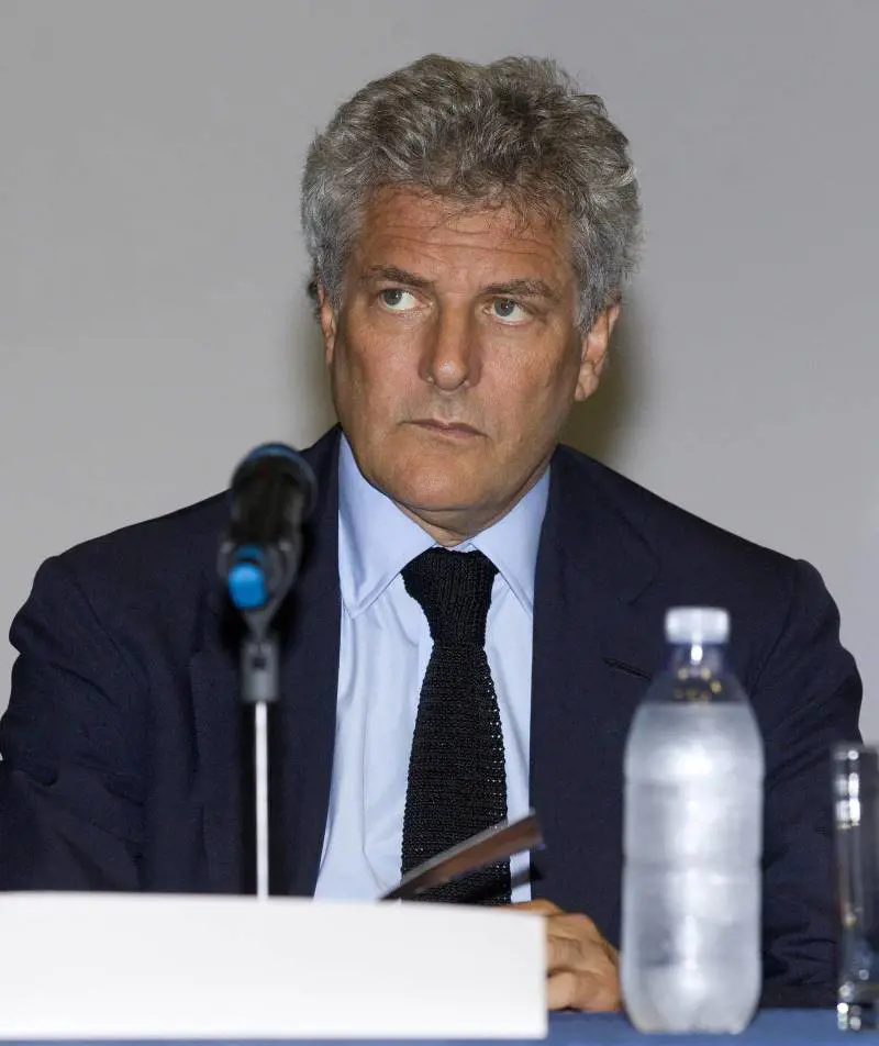 Papà Elkann schifato dai giovani in treno. "Repubblica" insorge