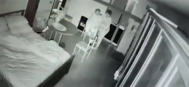 Orrore a Napoli: anziana picchiata dalla badante. Immagini immortalate dalla telecamera