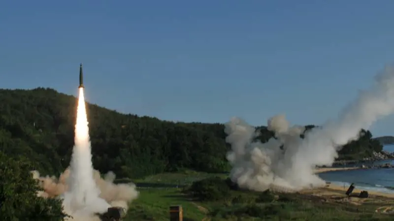 Via le linee rosse Nato sui missili per Kiev. Ira di Mosca: "Decisione pericolosa"