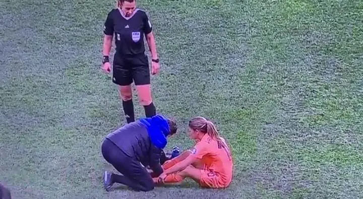 Finge un infortunio (istigata dall'allenatore): bufera sull'Olanda ai Mondiali femminili