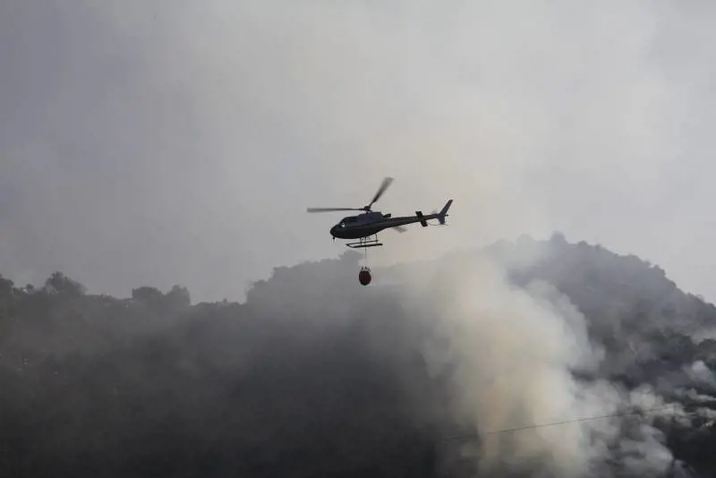 La Sicilia lotta con le fiamme. A Palermo morta una donna. "Era bloccata in ascensore"
