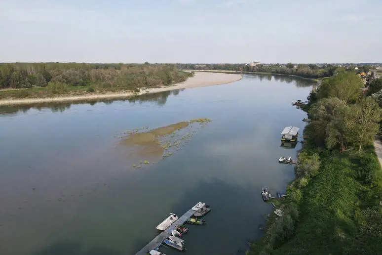 Non può indossare il costume, 19enne pakistana fa il bagno vestita e annega nel Po