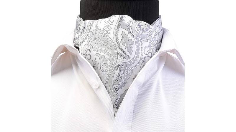 Over 60, 5 modelli foulard uomo must have per le occasioni più eleganti 