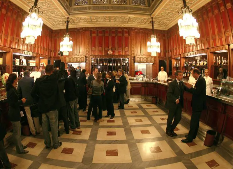 "Sì cravatta, no sneakers". Proposto un nuovo dress-code per la Camera