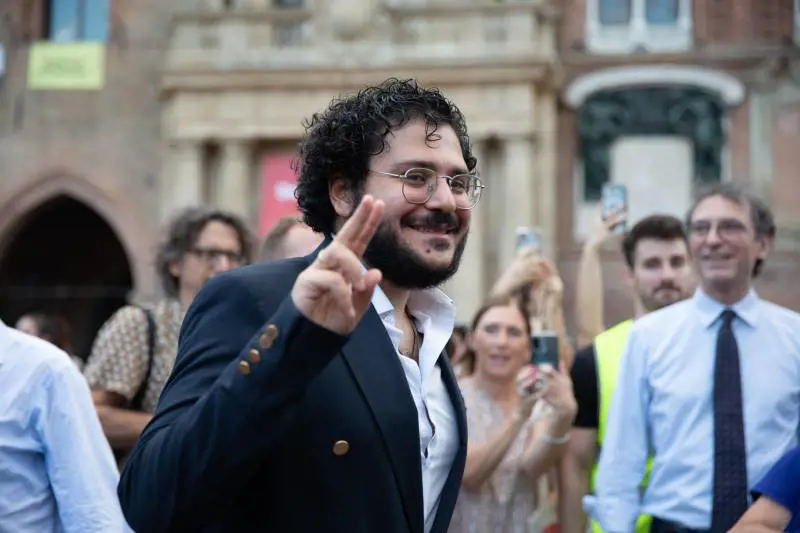Hamas, Zaki prova a metterci una pezza. Poi la rivelazione sul volo di Stato