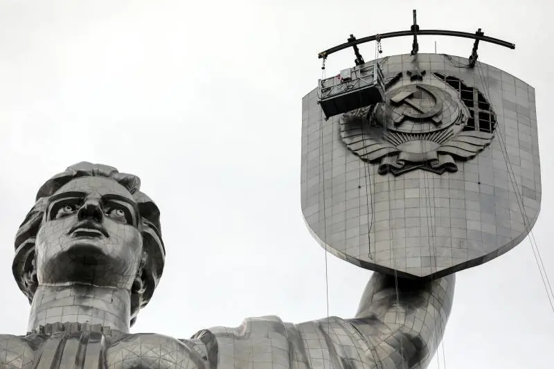 Stemma sovietico, festività, strade: così Kiev si stacca dall'influenza russa