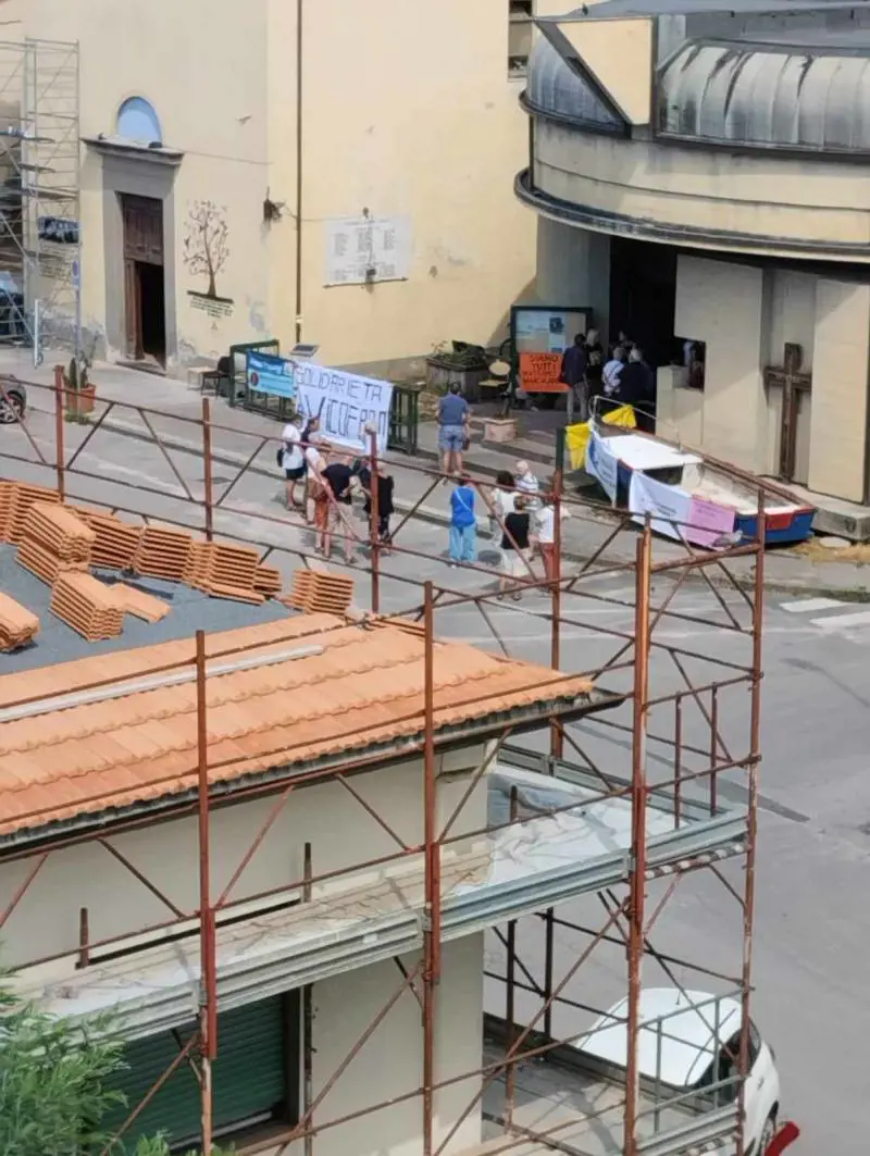 La manifestazione di solidarietà a Vicofaro