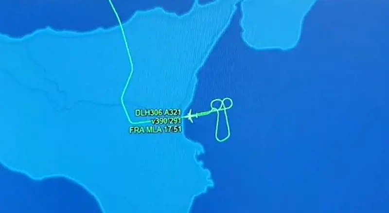 L’aereo viene dirottato su Malta, il pilota protesta con una manovra choc