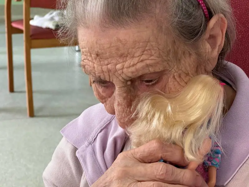 Barbie diventa la "Doll Therapy" nel nucleo Alzheimer