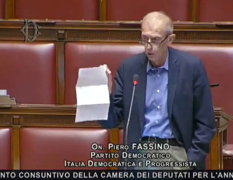 "Non è uno stipendio d'oro". Fassino mostra il cedolino. "Non è uno stipendio d'oro". Fassino mostra il cedolino. Schlein prende le distanze