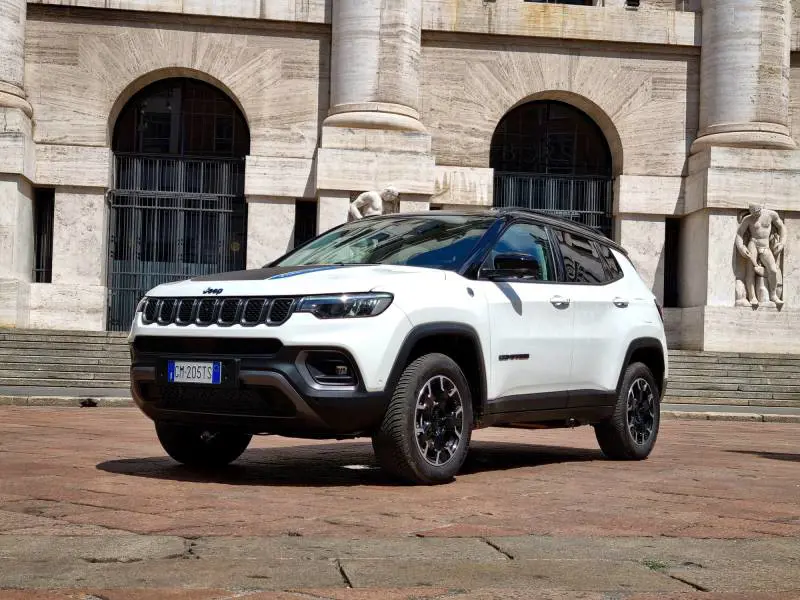 Jeep Compass 4XE: eleganza, offroad e sostenibilità. La prova del Suv plug-in Hybrid più venduto in Italia