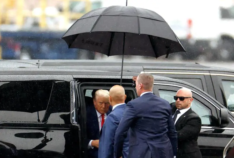 Trump in tribunale a Washington. Il tycoon contro Biden: "Un corrotto"