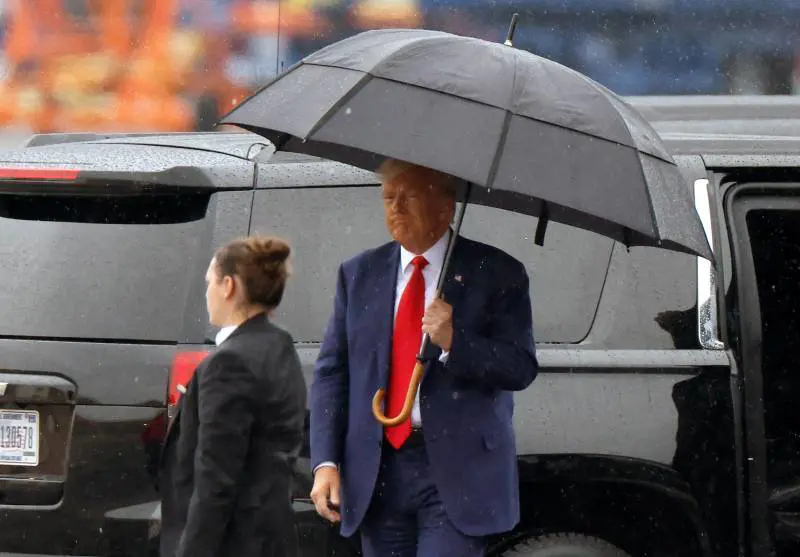 Trump in tribunale. "Un'altra incriminazione e ho vinto le elezioni"