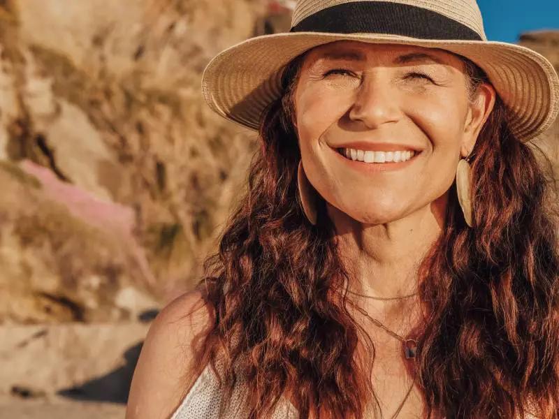 Come curare i capelli dopo le vacanze a 60 anni