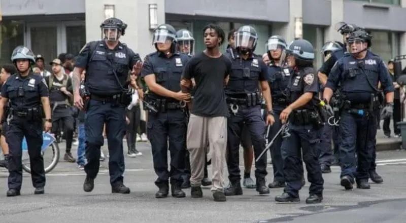 New York: disordini per il maxi raduno organizzato dallo YouTuber
