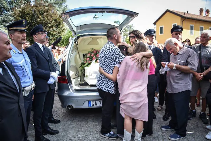 Palloncini rosa e Lazza per Sofia. "Puntate su amori non possessivi"