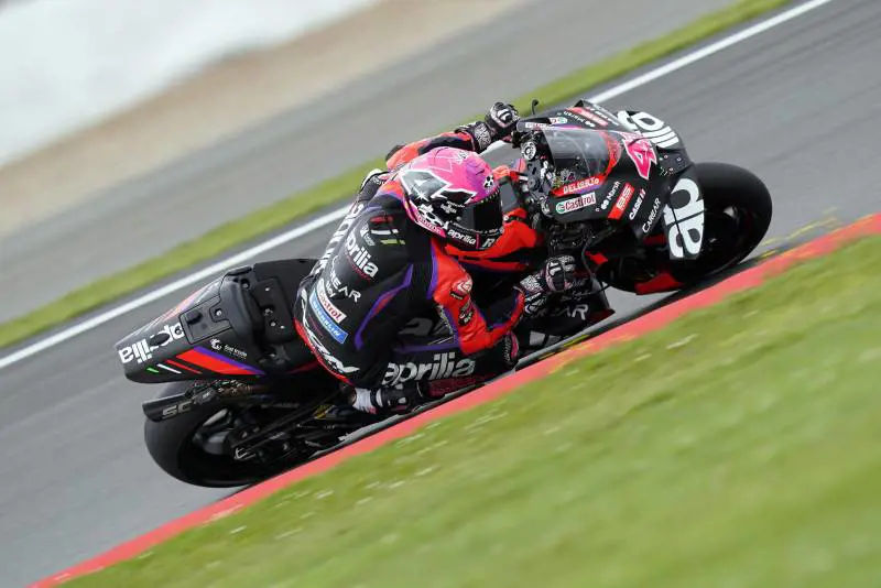 Aprilia regina di Silverstone e butta giù dal trono re Pecco