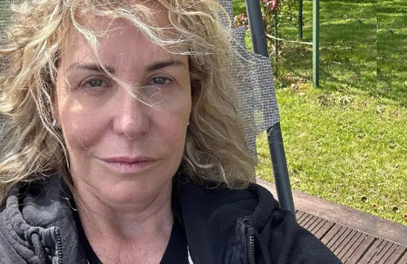 La foto senza filtri, poi l'offesa: perché si parla del selfie di Antonella Clerici
