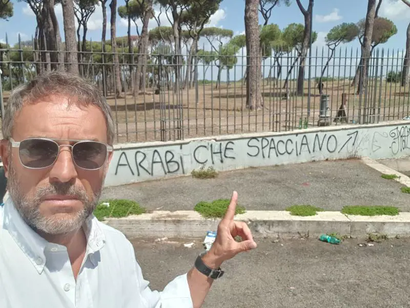 Spaccio al Parco del Pineto, l'esasperazione dei residenti che lo segnalano con un murales