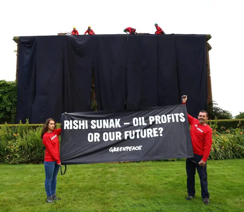 Il blitz contro Sunak e le proteste: guerra aperta tra Londra e Greenpeace