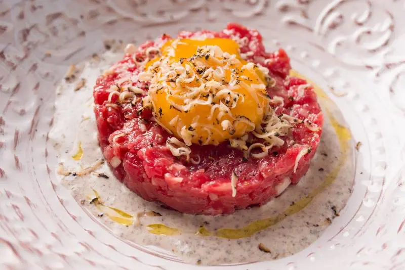 Ode al crudo: i trucchi per una tartare perfetta di carne e pesce