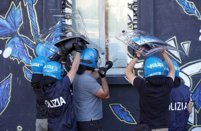 Calcio al volto del poliziotto durante lo sgombero: anarchica torna libera