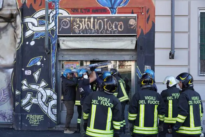 Gli anarchici occupano un giardino a Firenze: "Il Pd prenda posizione"
