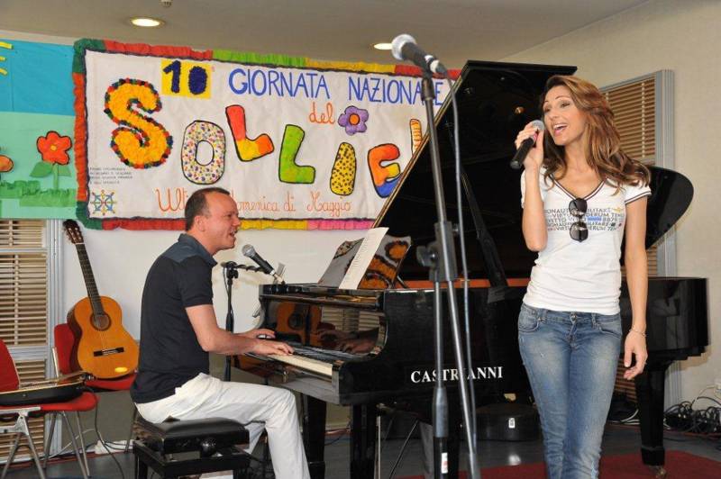 Gigi D'Alessio e Anna Tatangelo al Policlinico Gemelli di Roma in occasione della 'Giornata nazionale del sollievo' (maggio 2011)