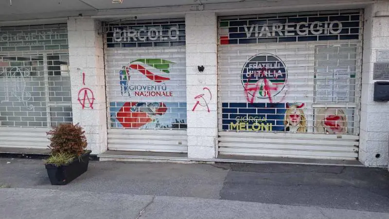 La sede di FdI imbrattata a Viareggio