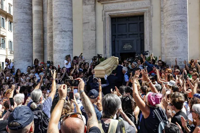Funerali in chiesa, ultimo addio a Michela Murgia. Presenti anche Schlein e Saviano