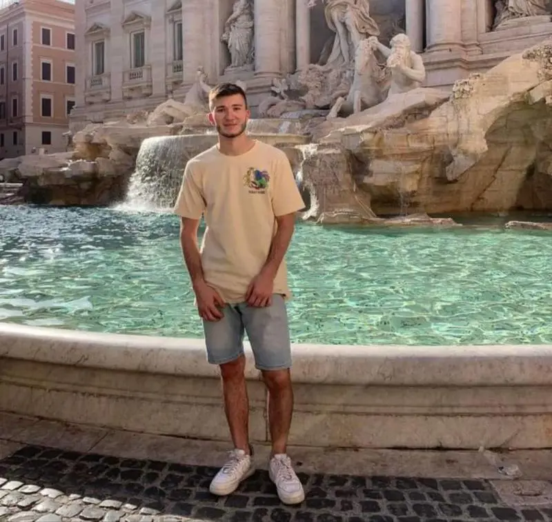 Infezione misteriosa: Luca, ucciso a 24 anni dopo il viaggio col Papa
