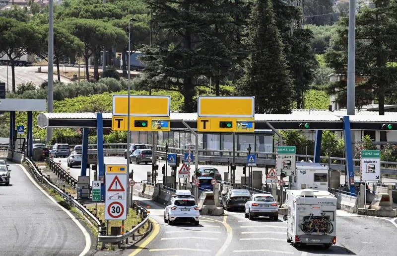 Il sabato nero dei vacanzieri: incidenti e lunghe code