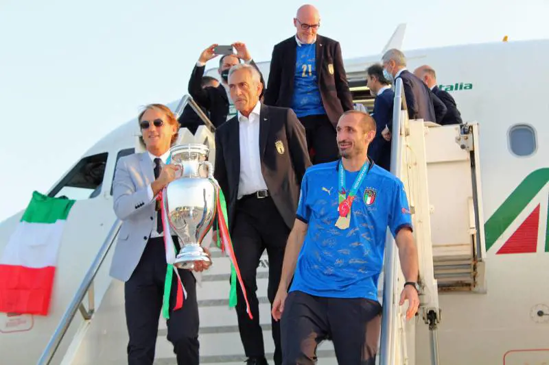 Il ritorno della spedizione azzurra trionfatrice all'Inghilterra agli Europei