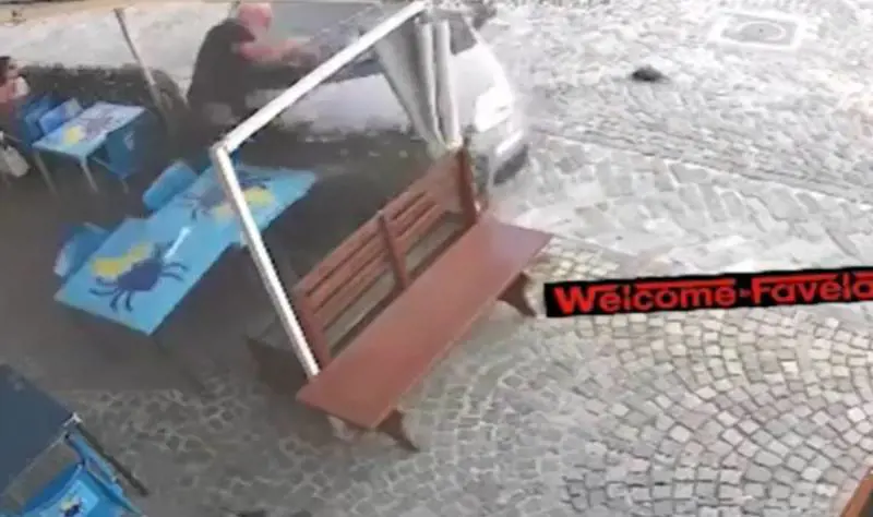 "Pezzo di m..., sei vaccinato". Così prova ad ammazzarlo