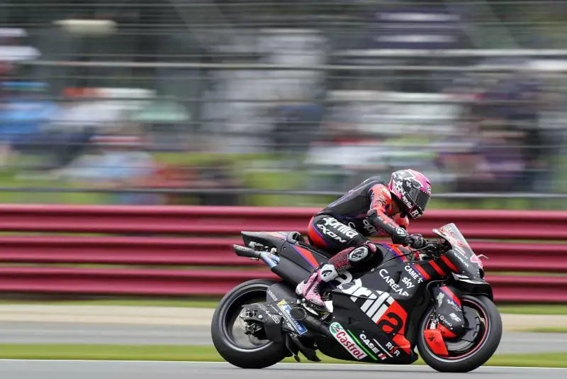 L'Aprilia tra straordinari e ferie saltate. Così vuole essere davvero l'anti Ducati