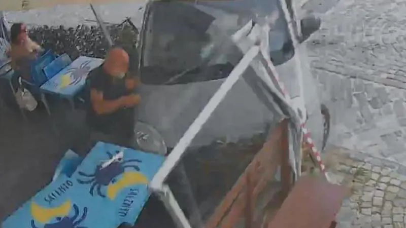 "Barista vaccinato". E prova a investirlo nel dehor del locale