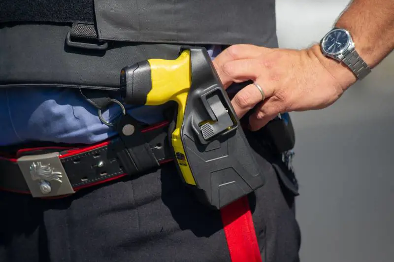 Muore colpito dal taser. "Era molto agitato". Inchiesta sui Carabinieri