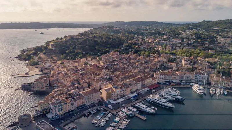 Mance folli a Saint-Tropez. "Troppo pochi 500 euro"