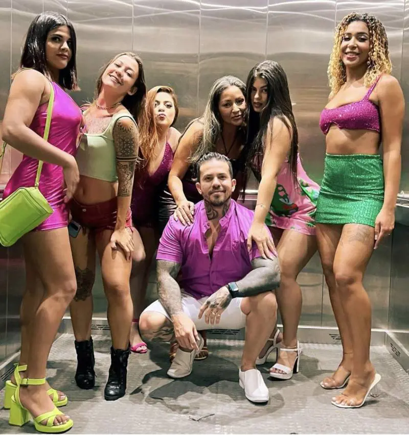 Influencer sposa nove donne: "Ho un calendario per accontentarle...". E ora vuole la decima