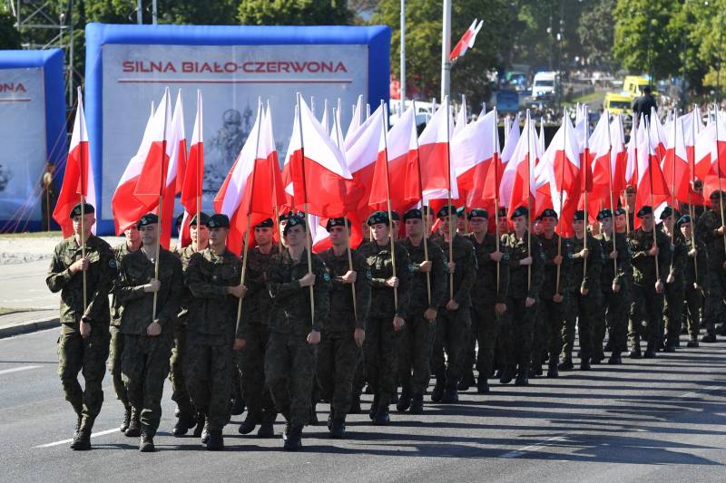 Soldati polacchi sfilano nella parata che celebra la vittoria della Polonia sulla Russia nella battaglia di Varsavia del 1920