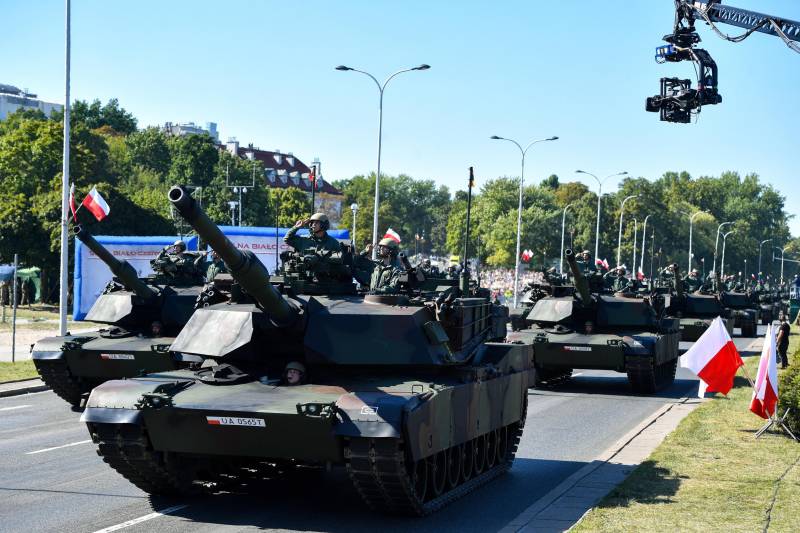 Mezzi militari polacchi nelle strade di Varsavia